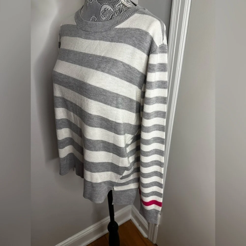 Women’s EV1 Grey And White Striped Large Pullover Lightweight Sweater.